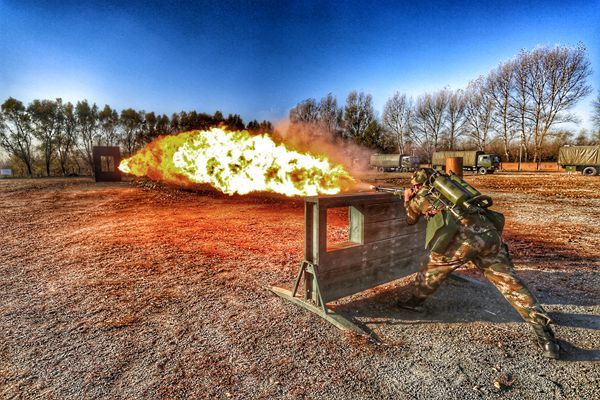 实拍武警官兵喷火训练现场
