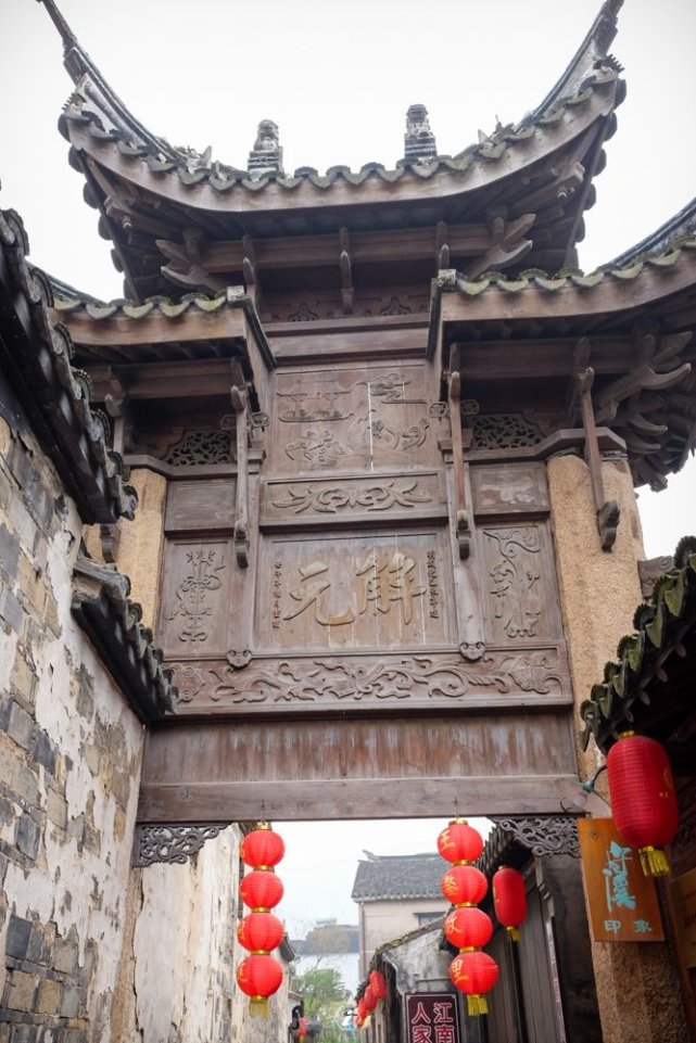 苏州吴中东山陆巷古村一街六巷三河港河水清澈缓缓流向太湖