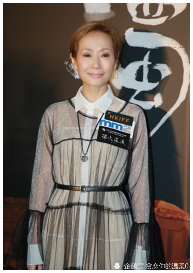 58岁叶童老得很真实,穿一身纱裙身形消瘦,皱纹明显气质却高级