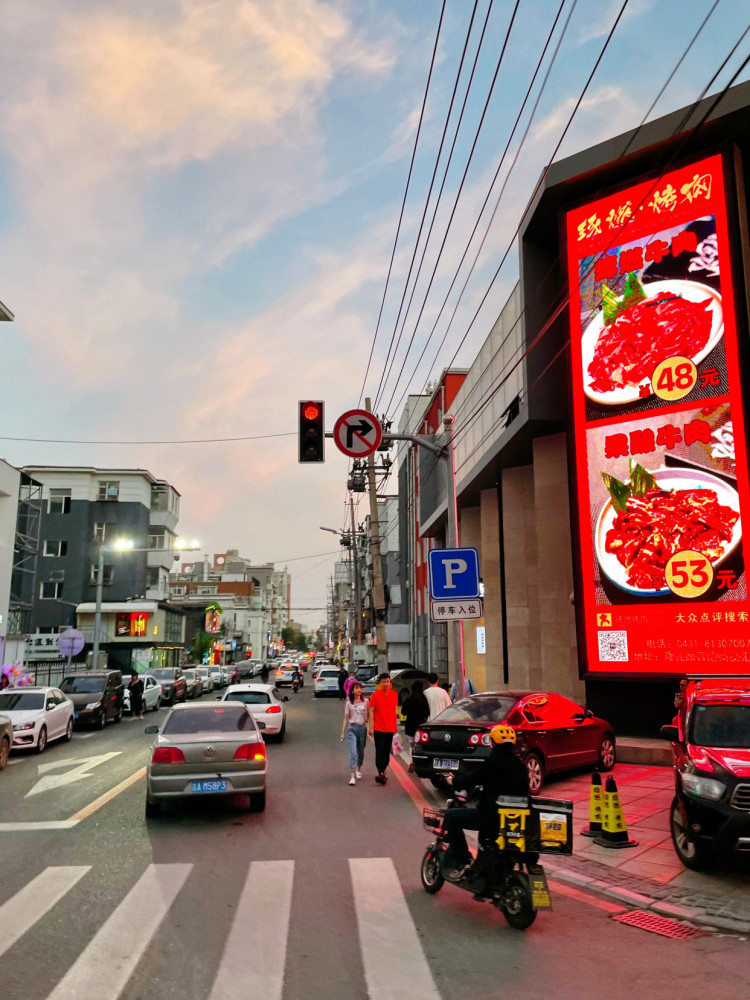 桂林路美食街融合了韓國,東北以及來自全國各地的美食小吃.