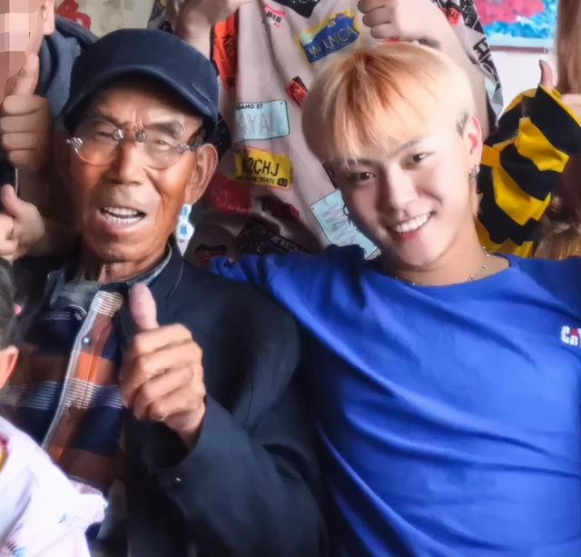 《变形记》6年后,和爷爷相依为命的丫头去世,富二代做法太暖心|变形计