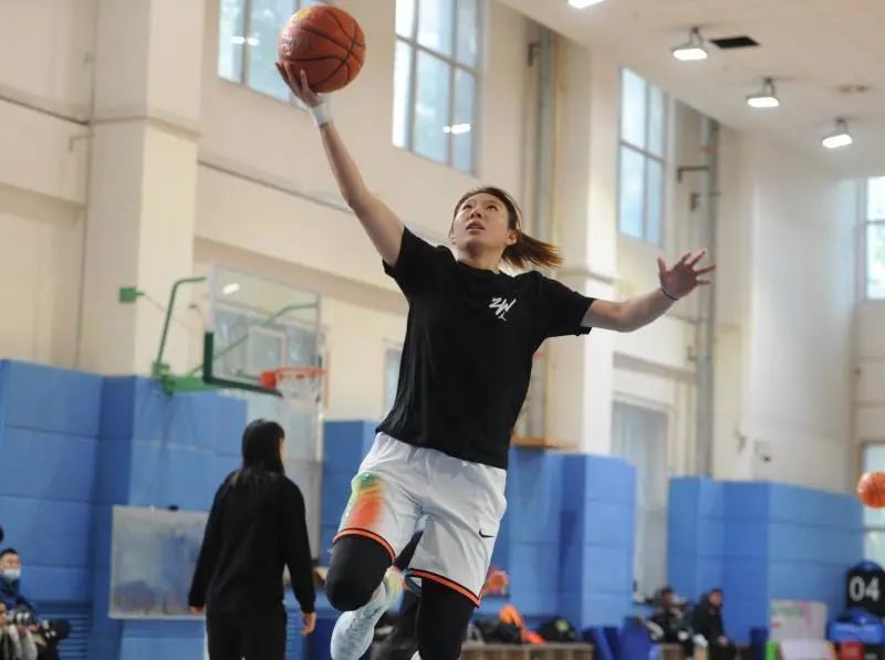 参加2021-2022赛季wcba联赛以辽宁衡润飞豹篮球俱乐部队的名义她们将