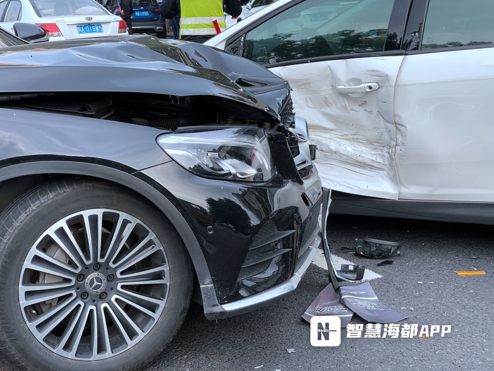 事发福州街头黑色奔驰撞上白色小车现场一片狼藉