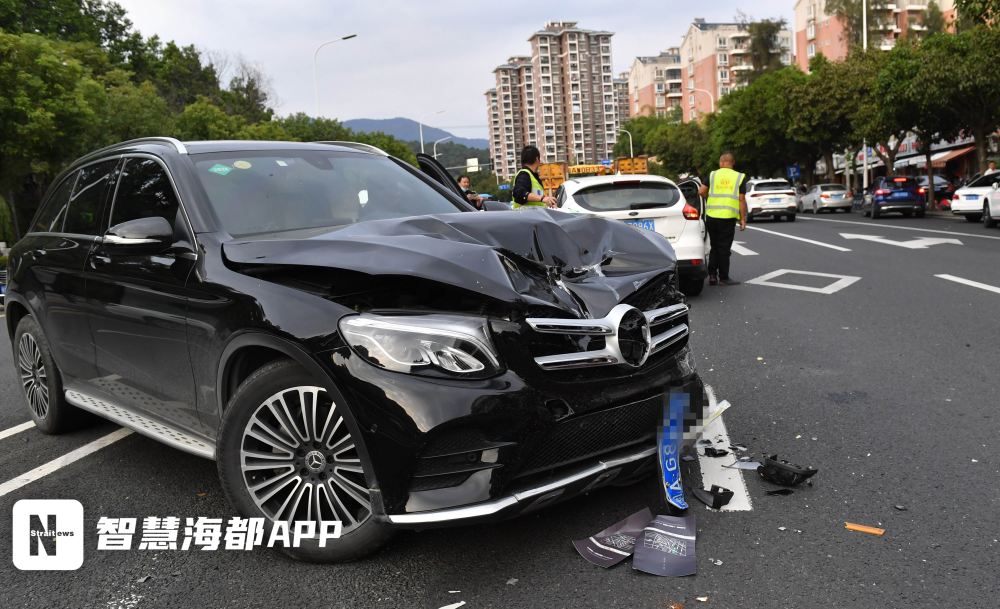 事发福州街头黑色奔驰撞上白色小车现场一片狼藉
