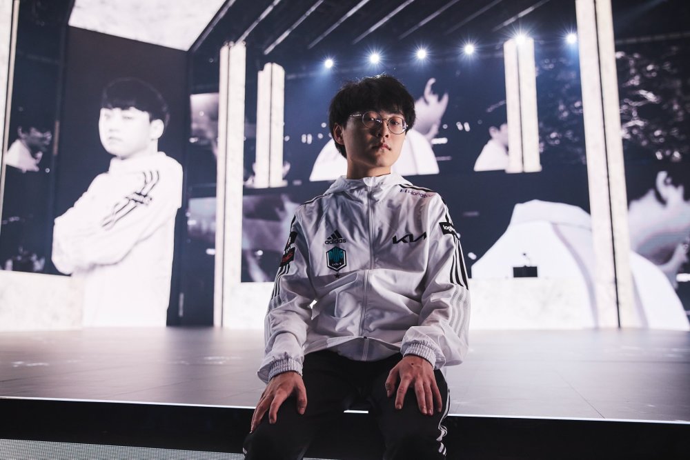 记者提问冠军皮肤话题showmaker做鬼脸是因为摄影师