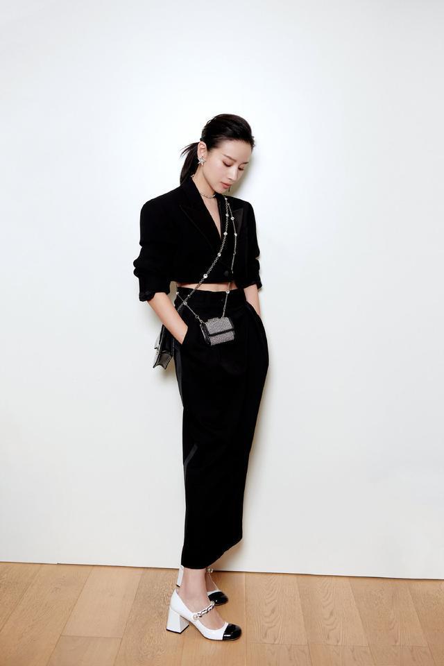 41岁董洁仍不肯老去西装短到胃还挎两个包时尚减龄又知性