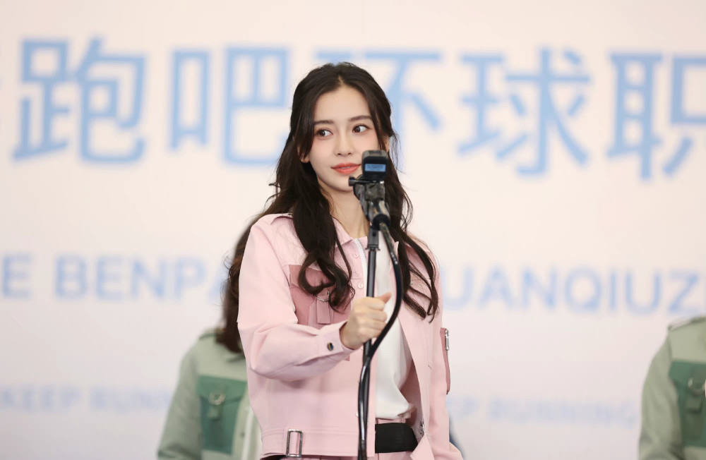 杨颖《跑男》造型解析,简约t恤外搭夹克,甜美减龄很可爱