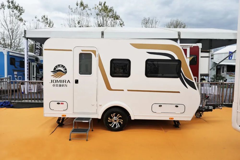 10.98万能住4人的小房车,3张床 独立淋浴间,标配柴油暖风_腾讯新闻