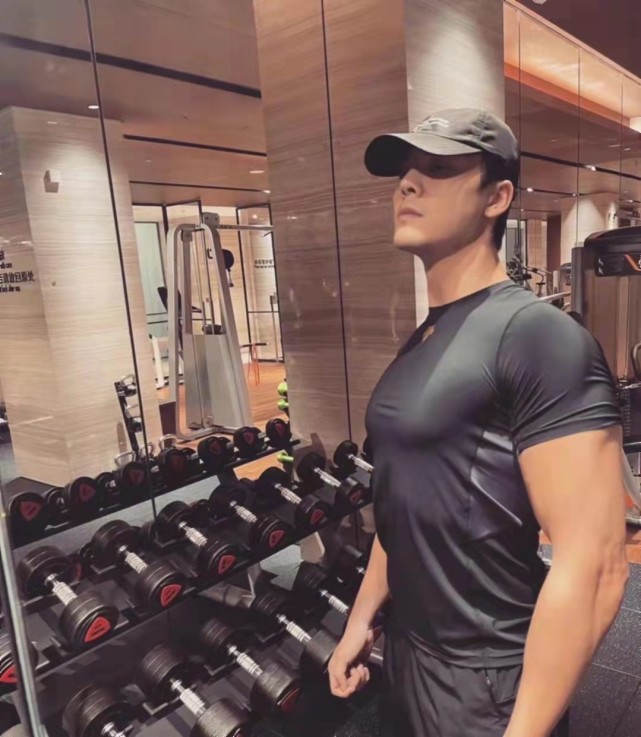 陈伟霆晒健身照,身材健硕有男人气概,又有一部新剧可以期待了!