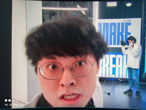 faker粉丝被dk打破防了,许秀赛后扮鬼脸被嘲讽,典型输不起