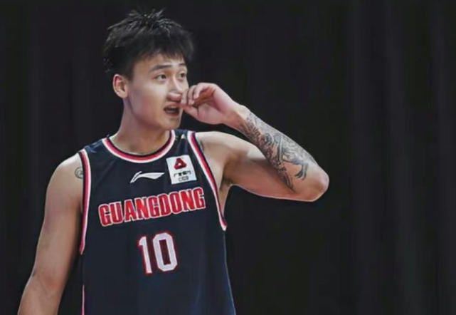 在末节的较量中,赵睿上前逼抢吴前,被吹了个人第六次犯规,被罚出场.