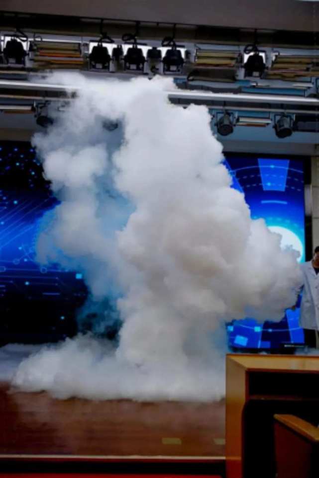 空气中水分遇冷瞬间液化成大量小液滴,形成了蘑菇云似的大片云雾