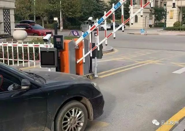 人脸抓拍等多个安防设施,实现与市公安局安防大平台在线联动,小区的