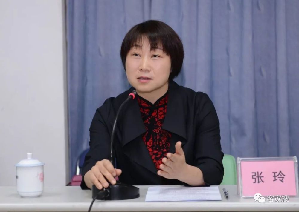 公开履历显示,张玲毕业后第一份工作担任惠州市惠州日报编辑,记者一职