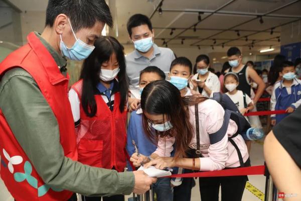 点现场看到,当天早上不到8时,已陆续有家长带着孩子前来排队等待接种