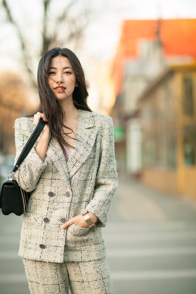 朱珠真会穿,粉色小香风套装诠释"名媛气质",这身材羡慕不来