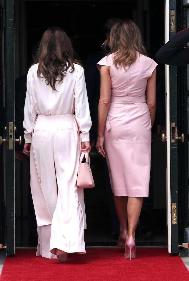 两位美女均采用了粉色系,梅拉尼娅的是无袖连衣服,而拉尼娅选择的是