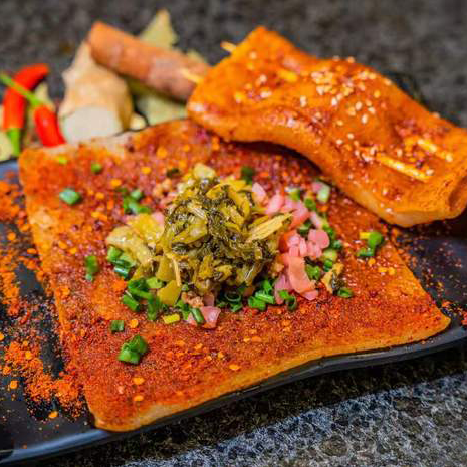 想吃烤苕皮不能着急炭火小烤,烤个一两分钟再放上秘制的酸萝卜和泡菜