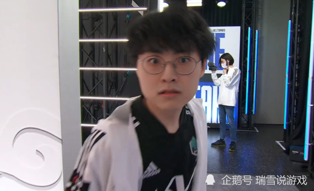 showmaker鬼脸败光路人缘赛后采访还原过程摄影师一直在叫我