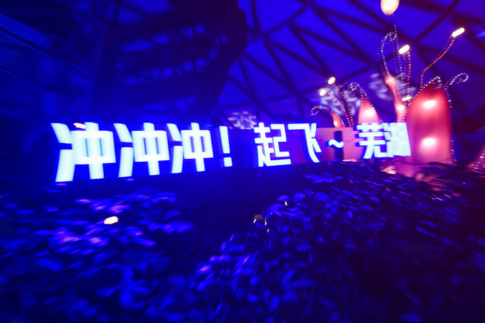 不给看s11就捣蛋天津欢乐谷观赛夜为edg加油