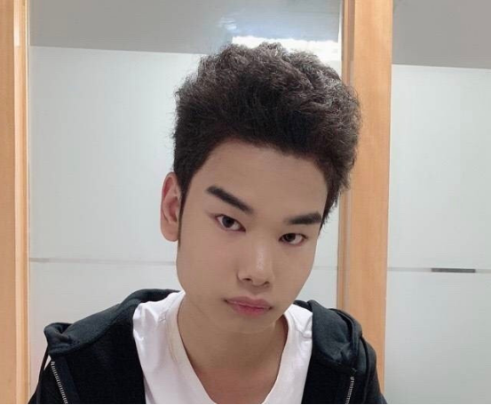 因眉毛走红的小吴,去了韩国回来后模样大变,这是"换头"了吗?