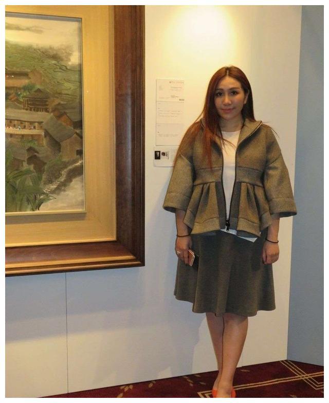 何超盈真胖了不少,穿9千5短裙显得膀大腰圆,女儿2岁就背爱马仕