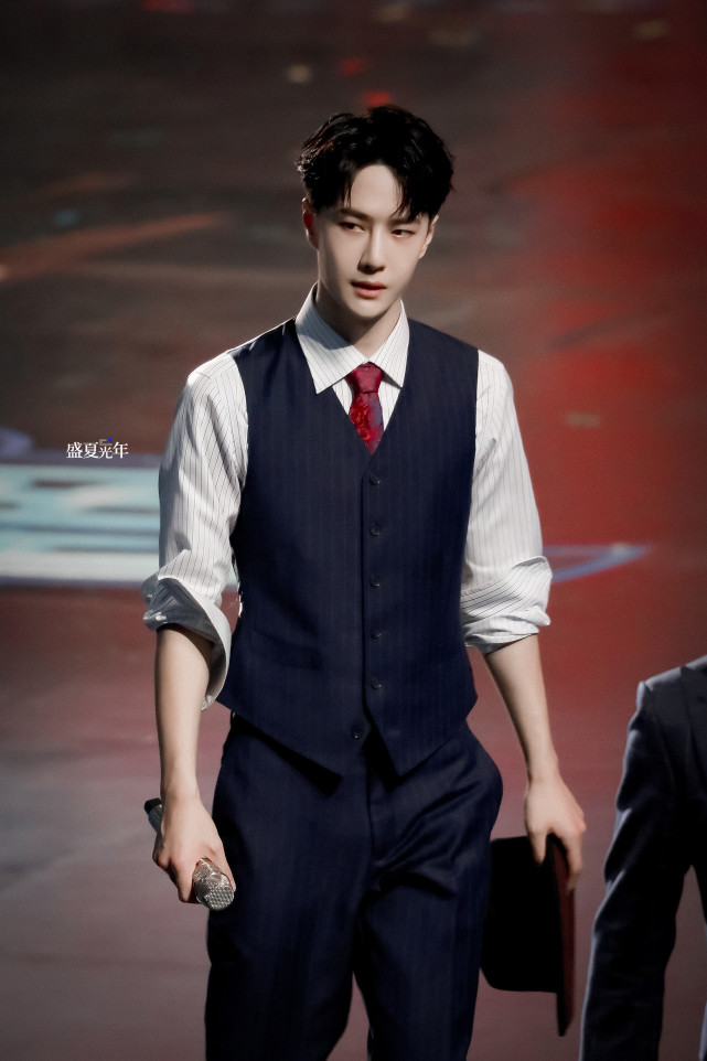 王一博又一套西装造型火爆出圈,与两年前的气质相差颇大