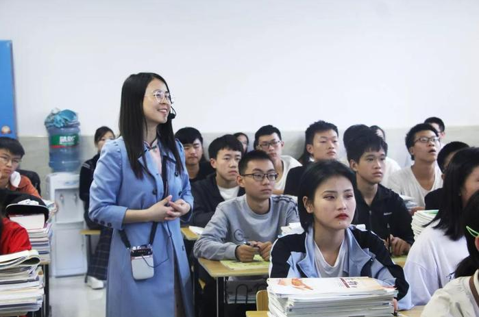 学幼师的职校生上课睡倒一片老师讲台上淡定上课画面叫人感慨