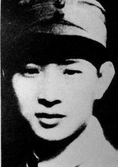 黄克功那时26岁,他从小参加红军,经历过井冈山斗争和长征,朱毛会师时