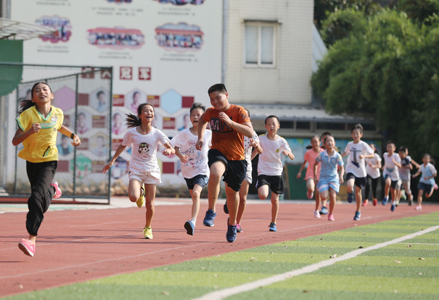 教育部传来新消息,中小学生的快乐时光有保证,时间还有所延长了