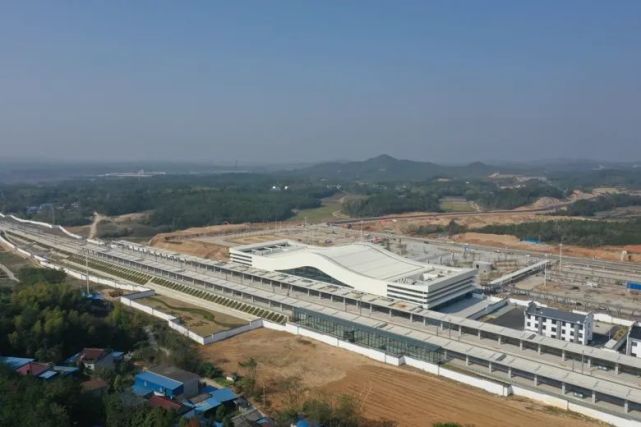 69696969696969696969太湖南站外观以"日出平湖