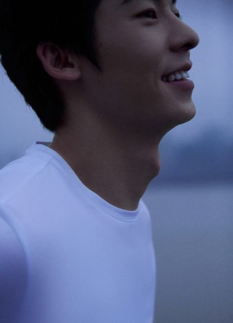 许光汉生日写真曝光穿白色t恤眼神深邃帅气有型