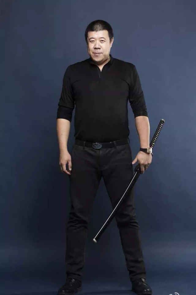 许大马棒秦卫东近照一改影视剧里的魁梧模样瘦到皮包骨头