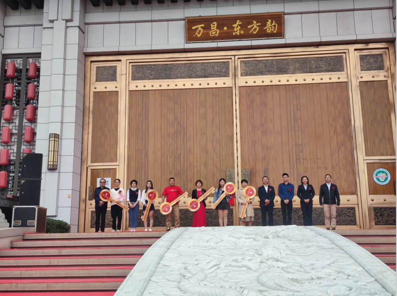 实景图仪式最后,万昌集团领导,业主代表共同打开东方韵大门,开门大吉