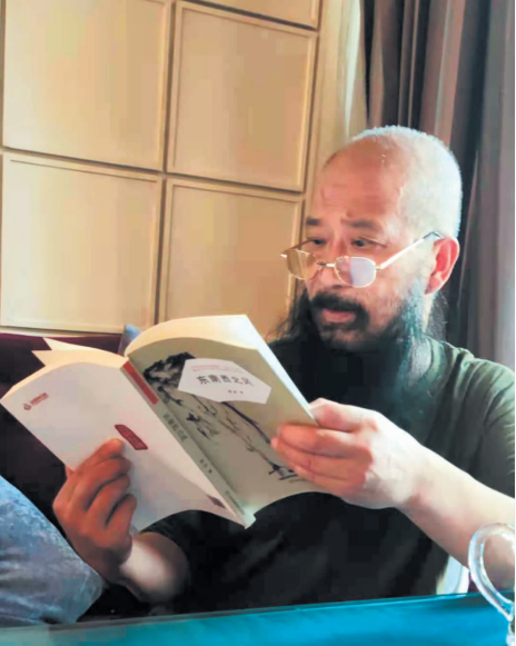 雨田近影写诗,安顿热血人生雨田真名雷华廷,1956年出生于绵阳近郊涪江