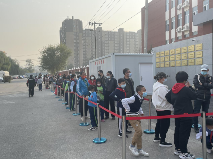 现场直击！北京多区启动3-11岁人群新冠病毒疫苗接种