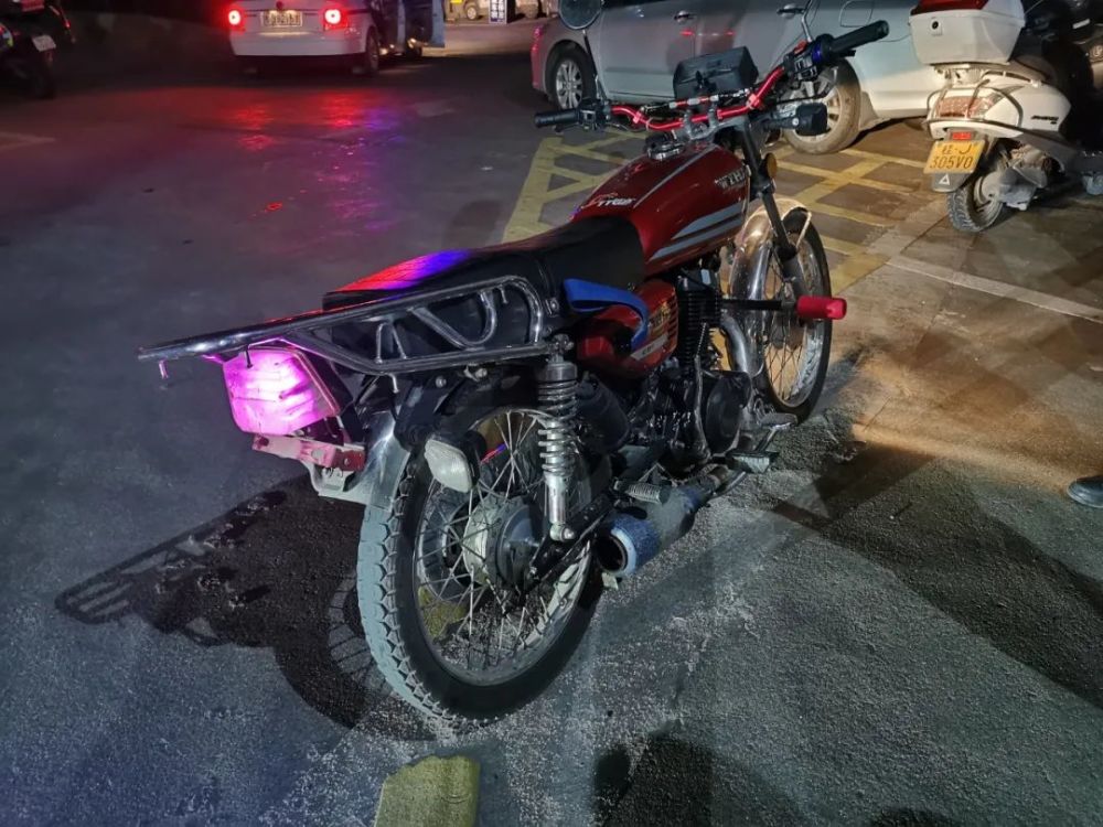 近日,贺州市公安局交警支队铁骑查获了两辆无牌无证的非法改装摩托车