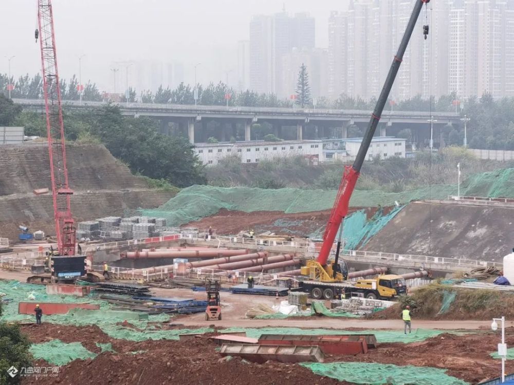 軌道交通資陽線寶臺大道站沱五橋施工現場沱四橋施工現場感受城東高鐵