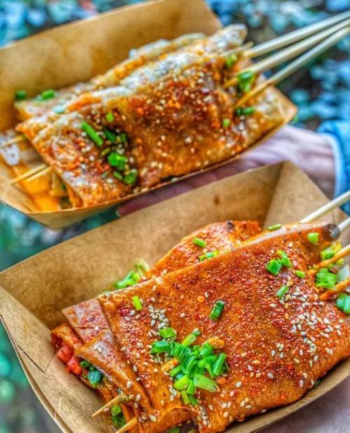 最近,川渝特色小吃——苕皮豆干突然火了起来在烧烤界成功出圈,什么是