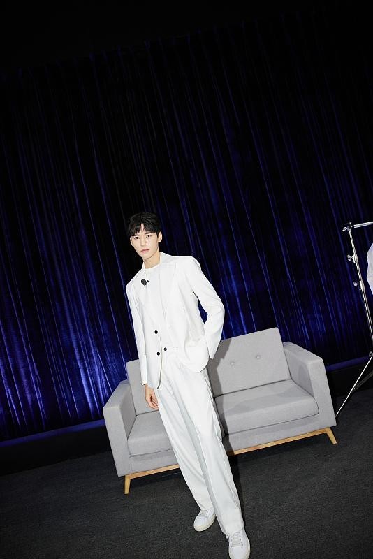 男明星也不容易呀,龚俊穿礼服的样子很好看,生图却瘦的憔悴