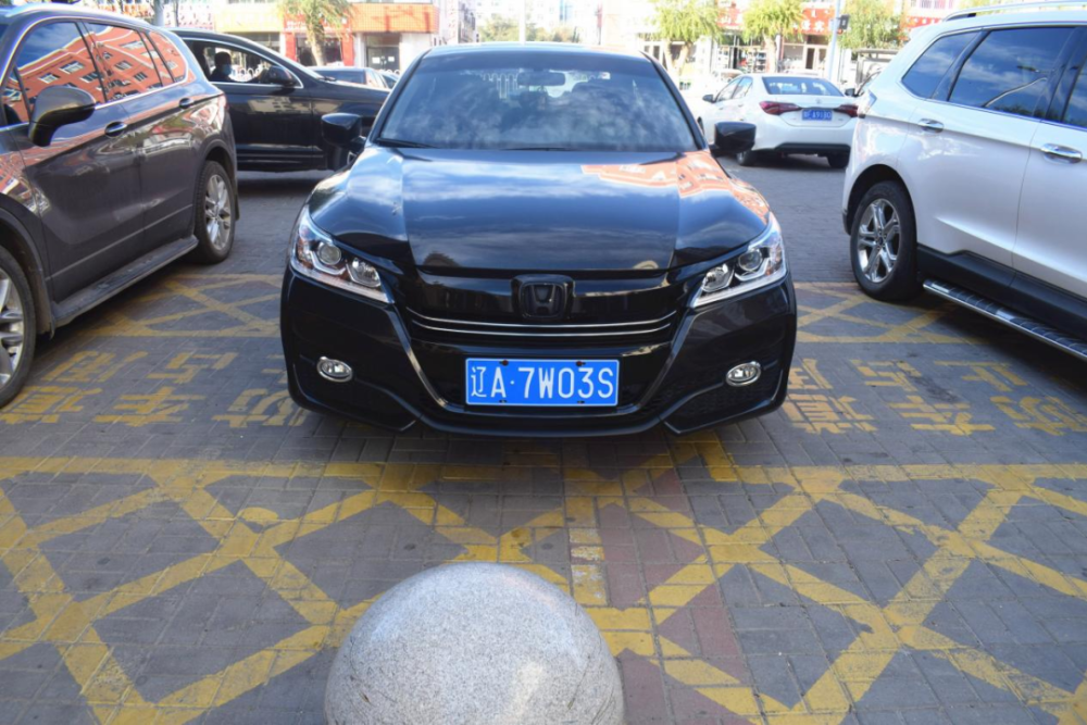 占用,堵塞消防车通道地点:科右中旗步行街时间:2021年10月29日车牌号