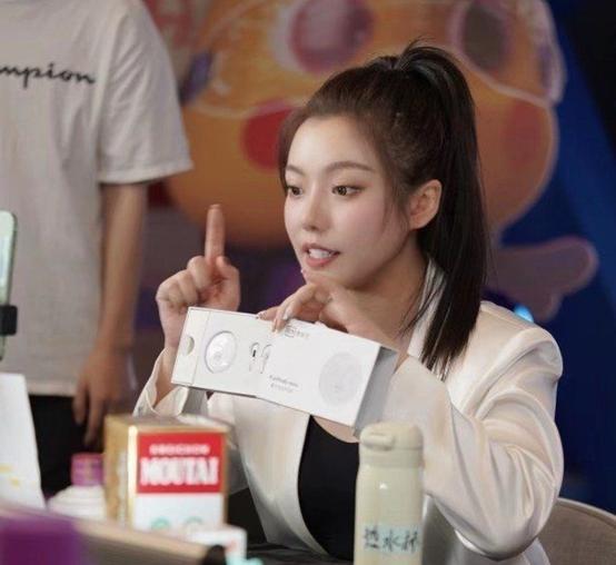 带货主播低俗不雅遭点名辛巴女徒弟因直播事故遭封禁