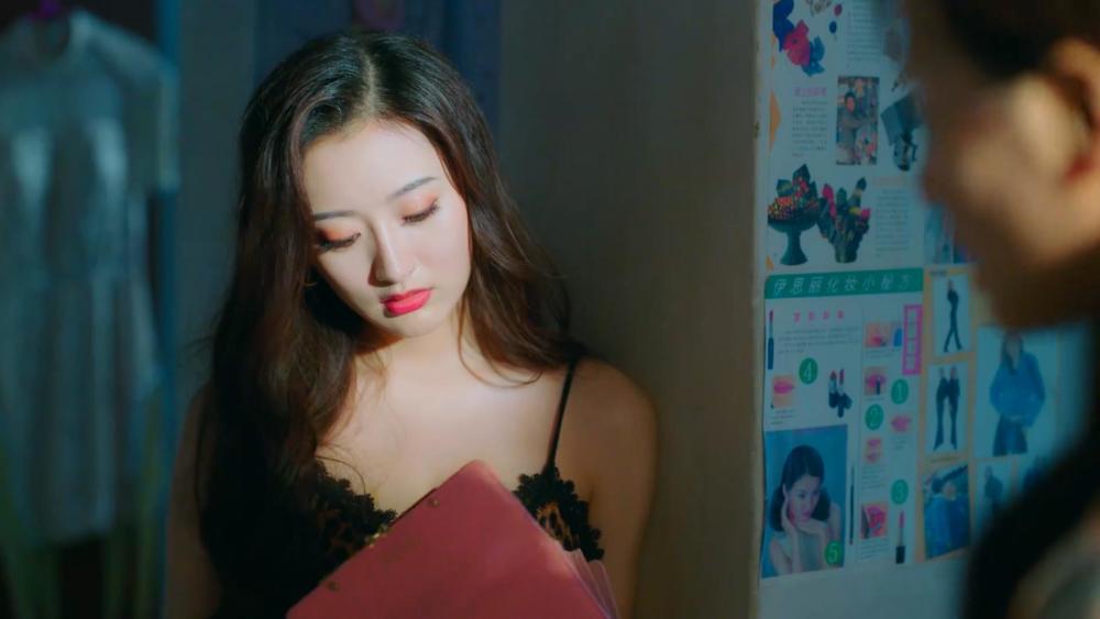 阿英喝多后被简爱扶起来,看见简爱还住的床还是用桌子搭的,内心也泛起