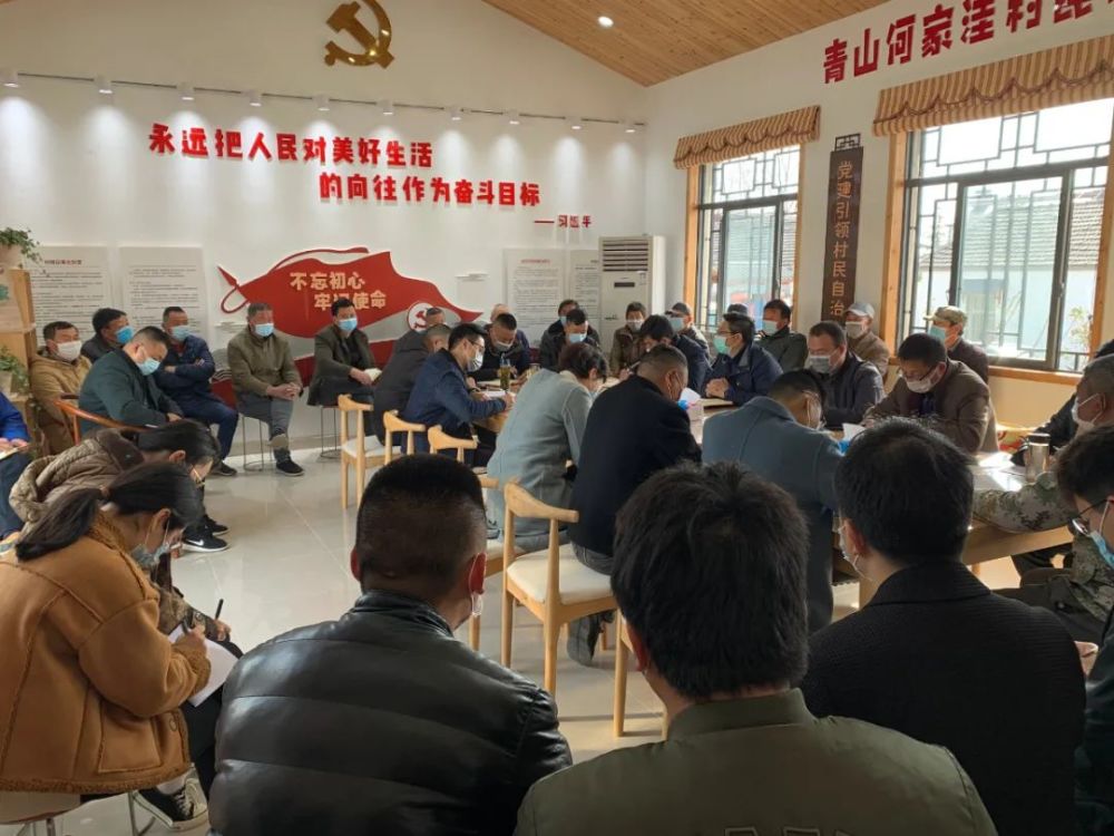 通过民主选举在各小组分别推选出2-3名村民代表,依托何家洼村民议事堂