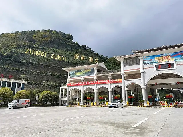 当天,记者在汇川区李子垭收费站和遵义收费站看到,之前设立的疫情防控