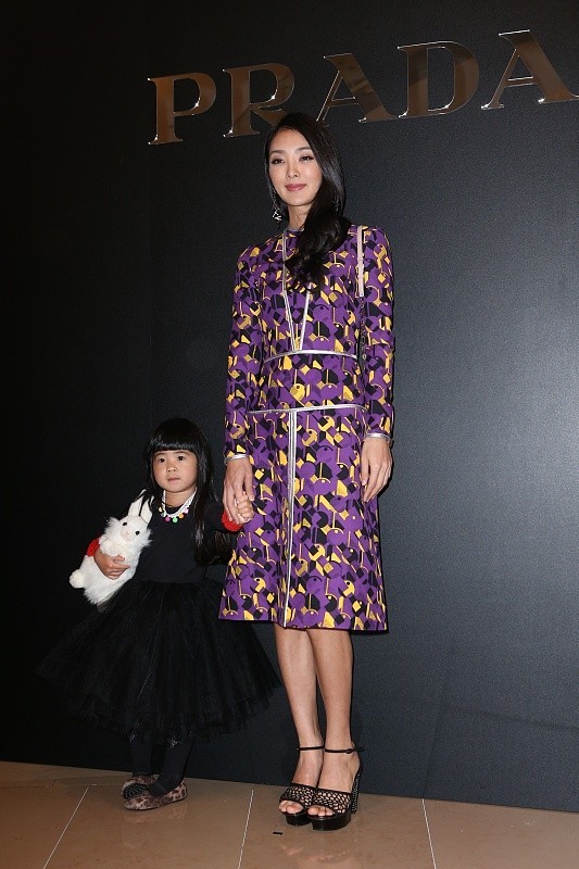 曹格老婆吴速玲身穿黑裙身材还挺好走红毯不忘带娃挺贤惠