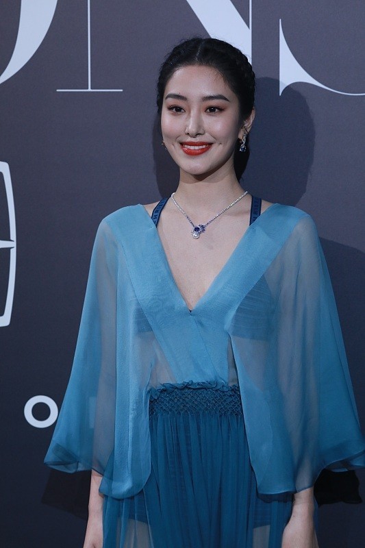 杨采钰 上衣秀中的"扁平化身材"没有亮点,却被项链抢走了.