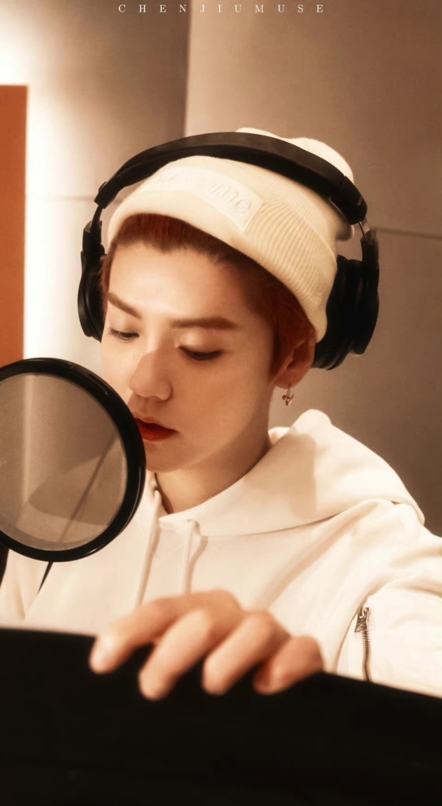 鹿晗ins发自拍,久违自拍角度刁钻,小肚子引发关注