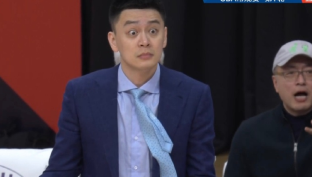 杨鸣贡献表情包瞪大双眼领带抢镜解说员调侃太可爱了