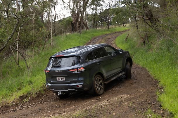 證明在駕駛中2021 ford everest trend 2.